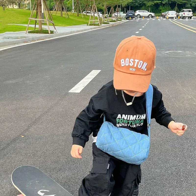 Children's baseball cap with embroidered solid lettering, ideal for spring and summer, with an adjustable brim.