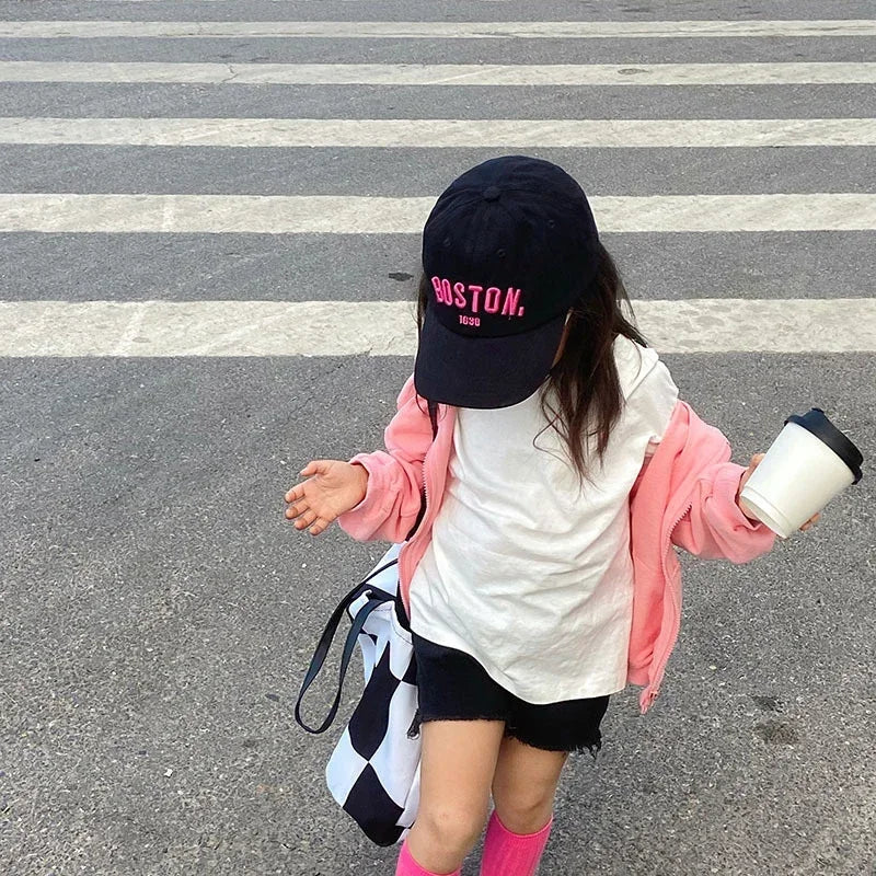 Children's baseball cap with embroidered solid lettering, ideal for spring and summer, with an adjustable brim.