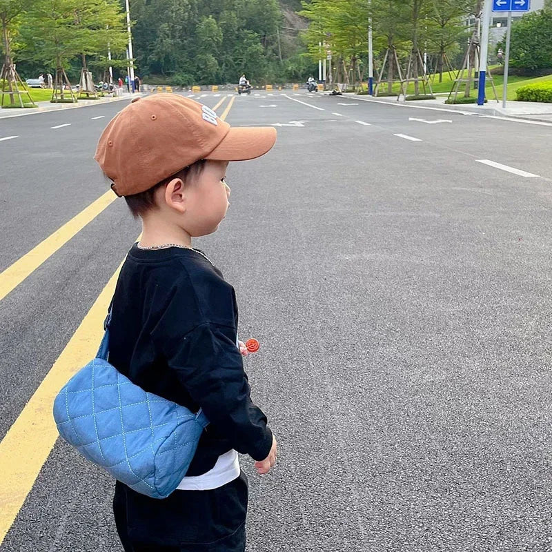 Children's baseball cap with embroidered solid lettering, ideal for spring and summer, with an adjustable brim.