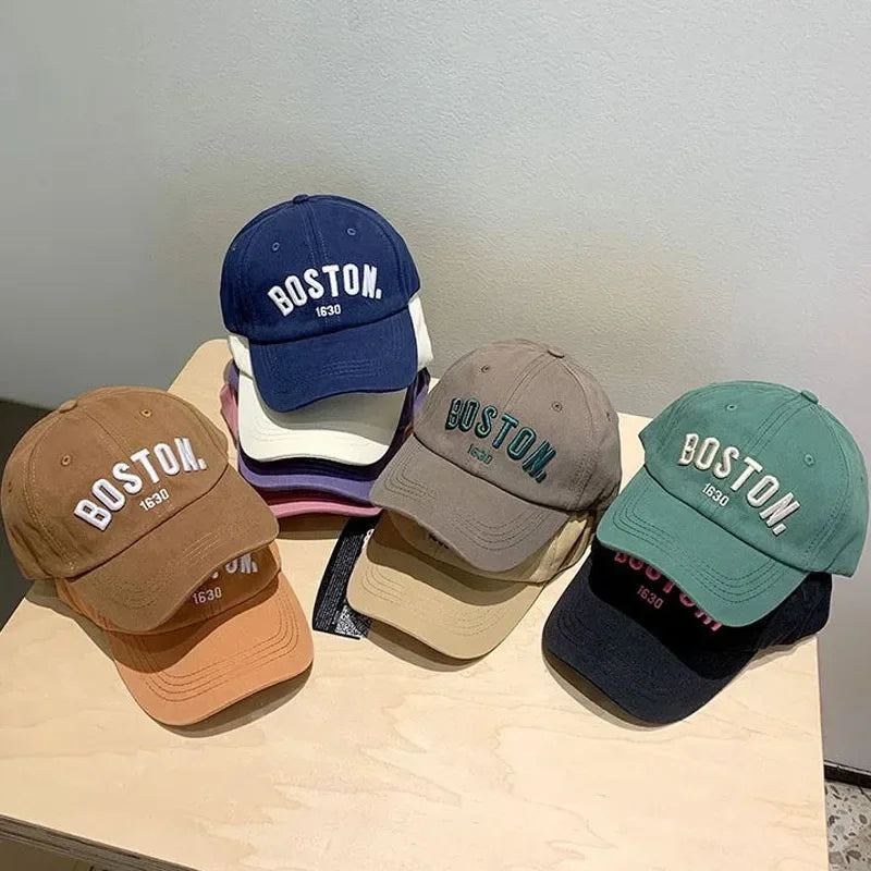 Children's baseball cap with embroidered solid lettering, ideal for spring and summer, with an adjustable brim.