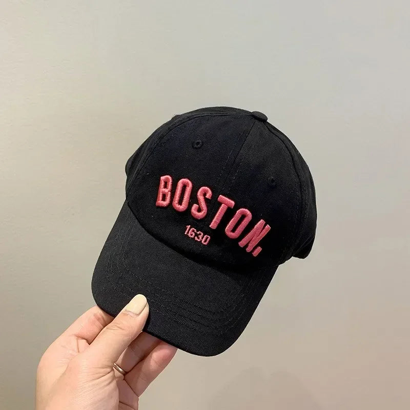 Children's baseball cap with embroidered solid lettering, ideal for spring and summer, with an adjustable brim.