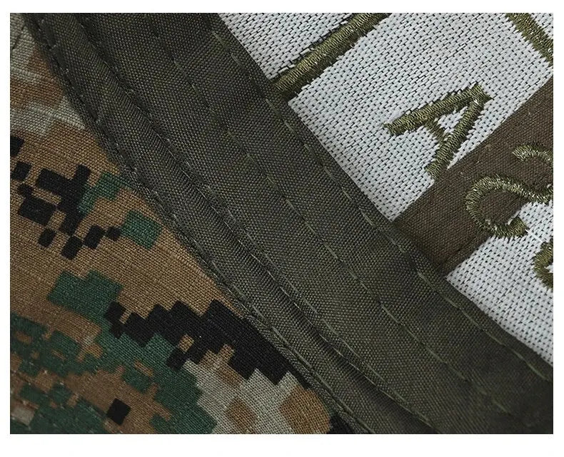 Baseball cap made of breathable mesh with embroidered details and sun protection for outdoor activities.