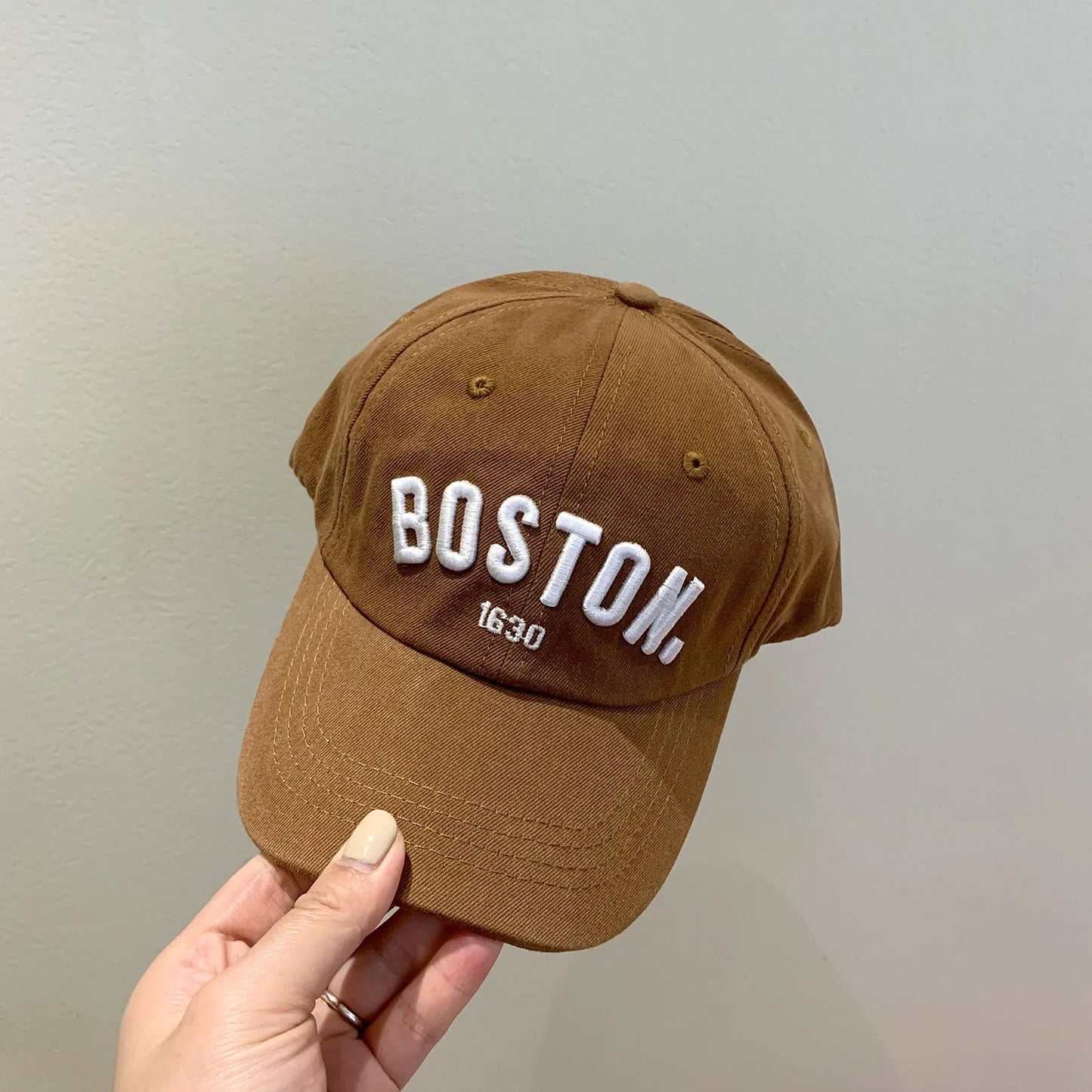 Children's baseball cap with embroidered solid lettering, ideal for spring and summer, with an adjustable brim.