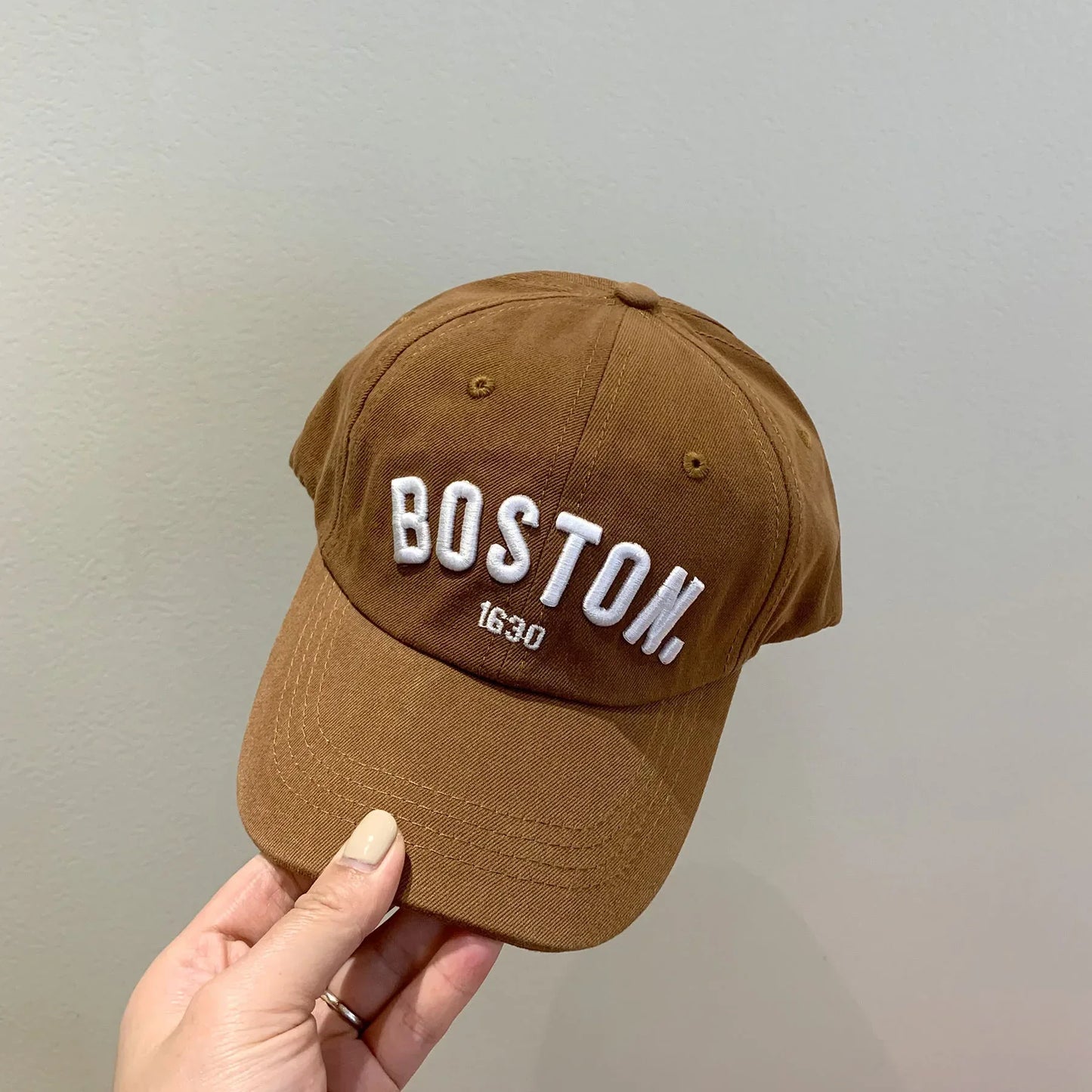 Children's baseball cap with embroidered solid lettering, ideal for spring and summer, with an adjustable brim.