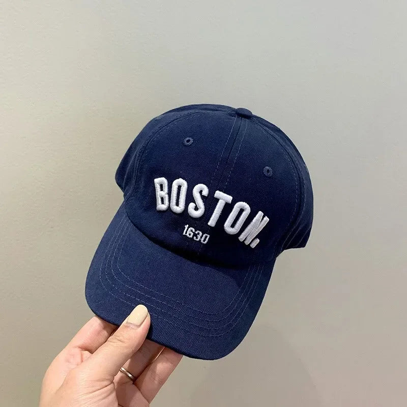 Children's baseball cap with embroidered solid lettering, ideal for spring and summer, with an adjustable brim.