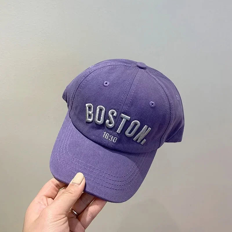 Children's baseball cap with embroidered solid lettering, ideal for spring and summer, with an adjustable brim.